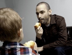 almát evő hospice beteg gyerekkel fejkép